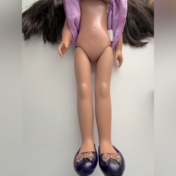 2 Glitter Girls Poseable Fashion Dolls and two additional outfits included - Picture 7 of 15